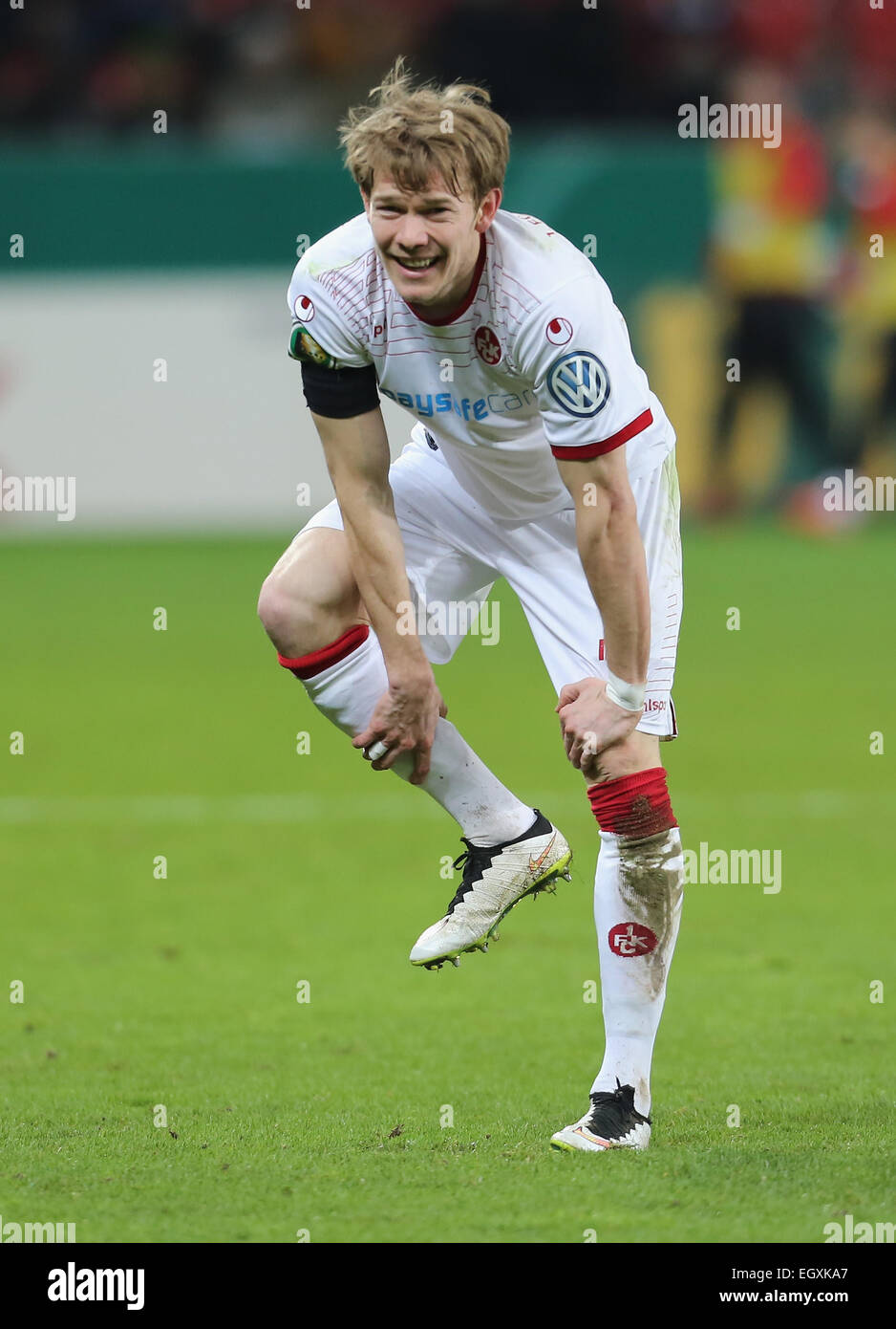 Leverkusen, Germania. 3 Marzo, 2015. Calcio tedesco Coppa, ottavo di finale, Bayer 04 Leverkusen vs 1. FC Kaiserslautern: Michael Schulze (Kaiserslautern) mantiene la sua gamba. Foto Stock