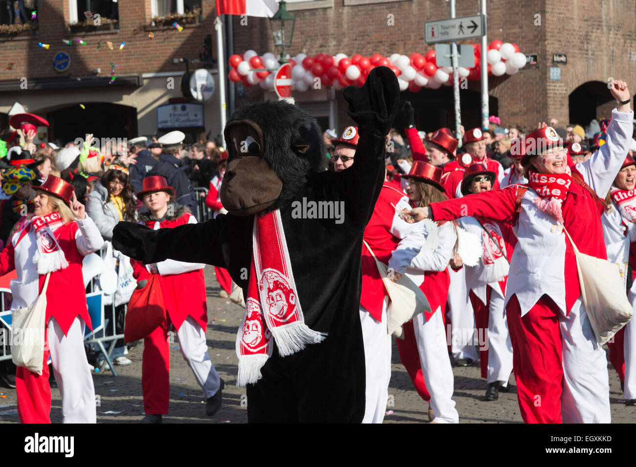 Düsseldorf, Germania. Il 16 febbraio 2015. Il tradizionale Lunedì Martedì Grasso (Rosenmontag) sfilata di carnevale si svolge a Düsseldorf, Germania. 1.2 milioni di festaioli rivestito il percorso. Le sfilate di lunedì è andato avanti nonostante aumentato gli avvisi di terrore che ha portato alla sfilata in Brunswick (Braunschweig) essendo cancellato poco prima che essa avrebbe dovuto avere luogo. Foto Stock