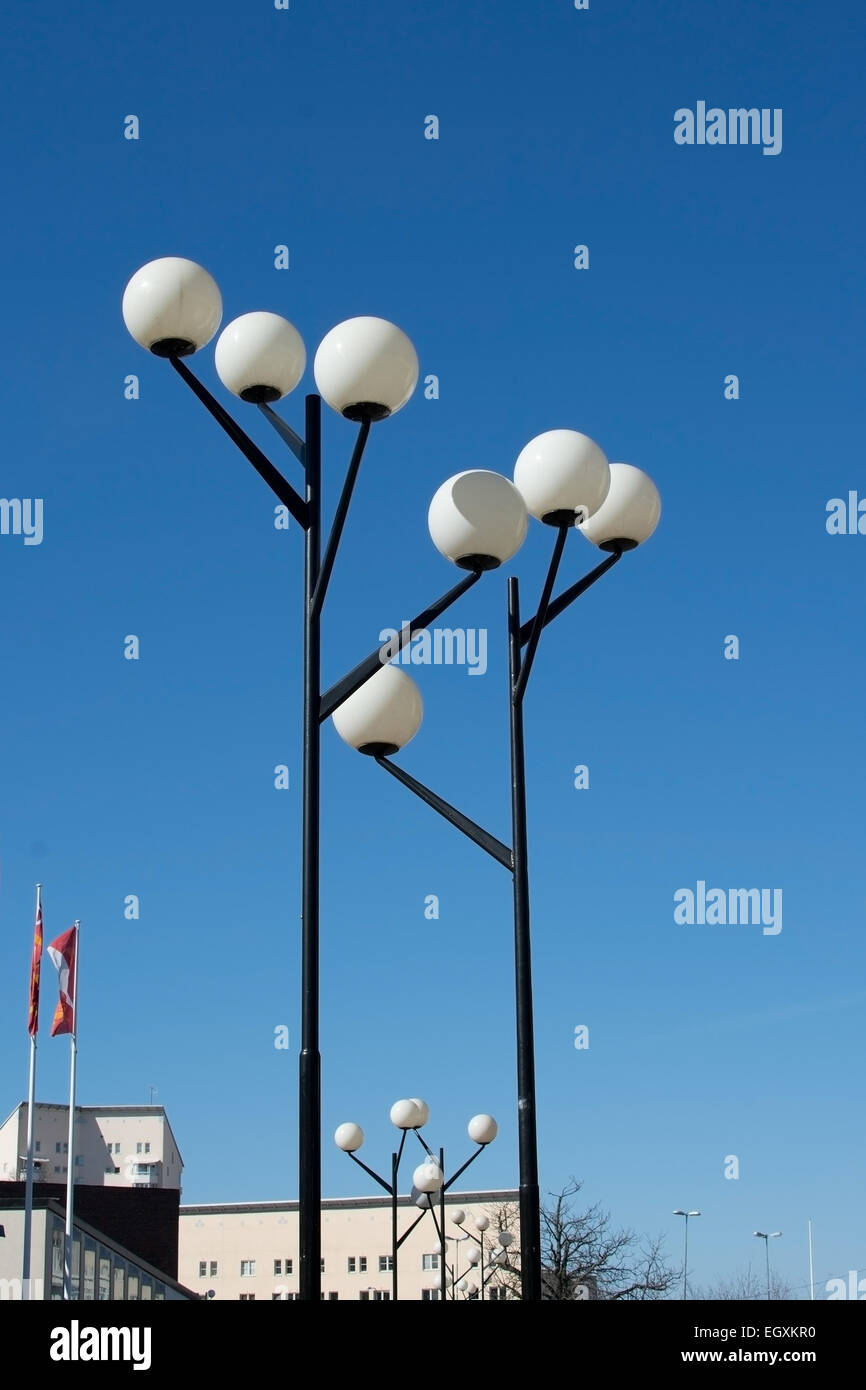 VALLINGBY, Stoccolma, Svezia - 28 Marzo 2014: stile Funzionalista lampioni dettaglio nel sobborgo di anni cinquanta piazza del mercato il 28 marzo Foto Stock