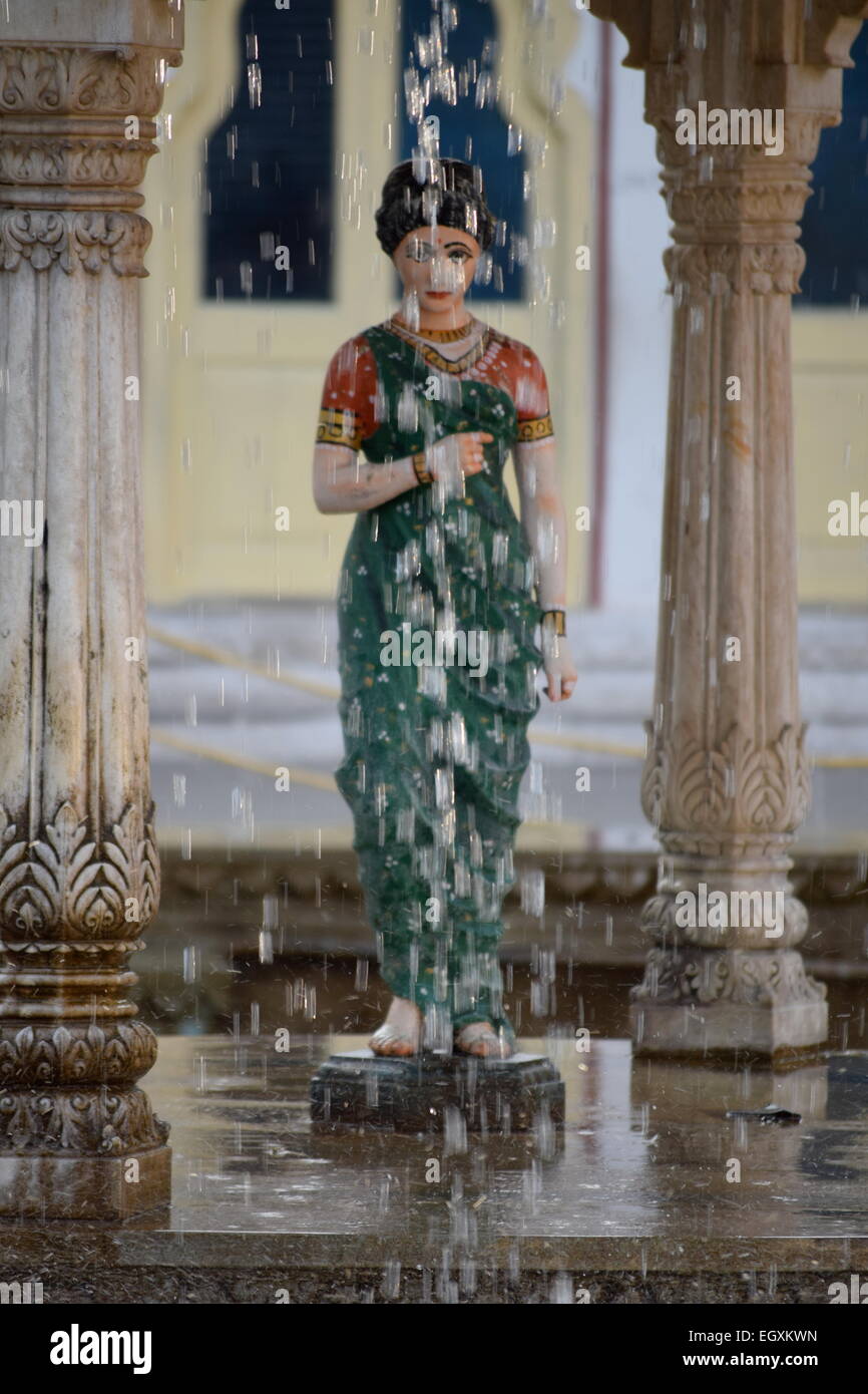 Statua di donna indiana e colonne con acqua Foto Stock