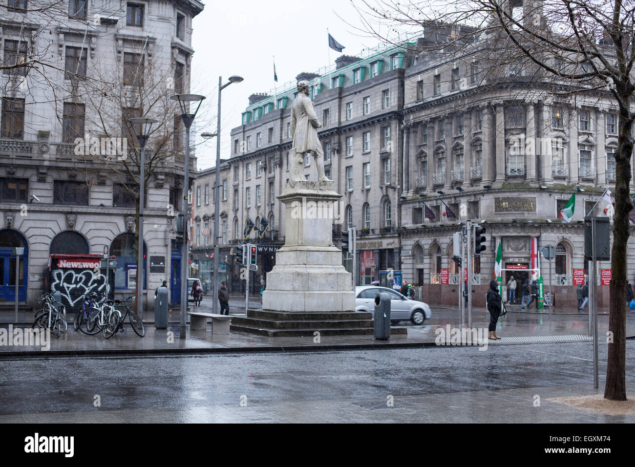 Dublino è O'Connell street sotto la pioggia di domenica Foto Stock
