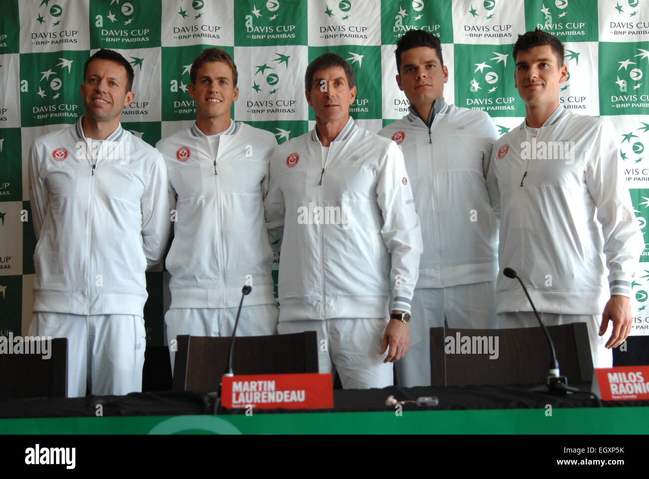 Vancouver, Canada. 3 Mar, 2015. Il Canada è Daniel Nestor, Vasek Pospisil, coach Martin Laurendeau, Milos Raonic e Frank Dancevic (da L a R) posano per una foto durante una conferenza stampa in vista del 2015 Davis Cup quarti di finale di partita contro il Giappone a Vancouver in Canada, 3 marzo 2015. © Sergei Bachlakov/Xinhua/Alamy Live News Foto Stock