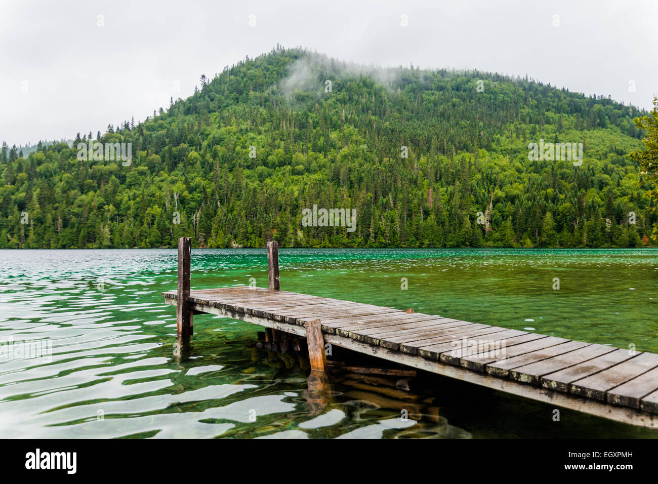 Lungo il Dock e la magnifica vista di un bellissimo lago Foto Stock