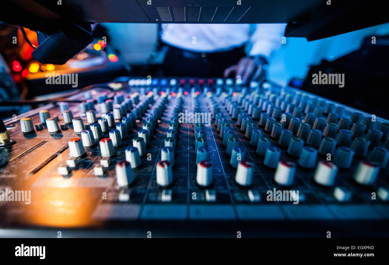 Close-up di un Tecnico Audio Board in azione durante una mostra Foto Stock