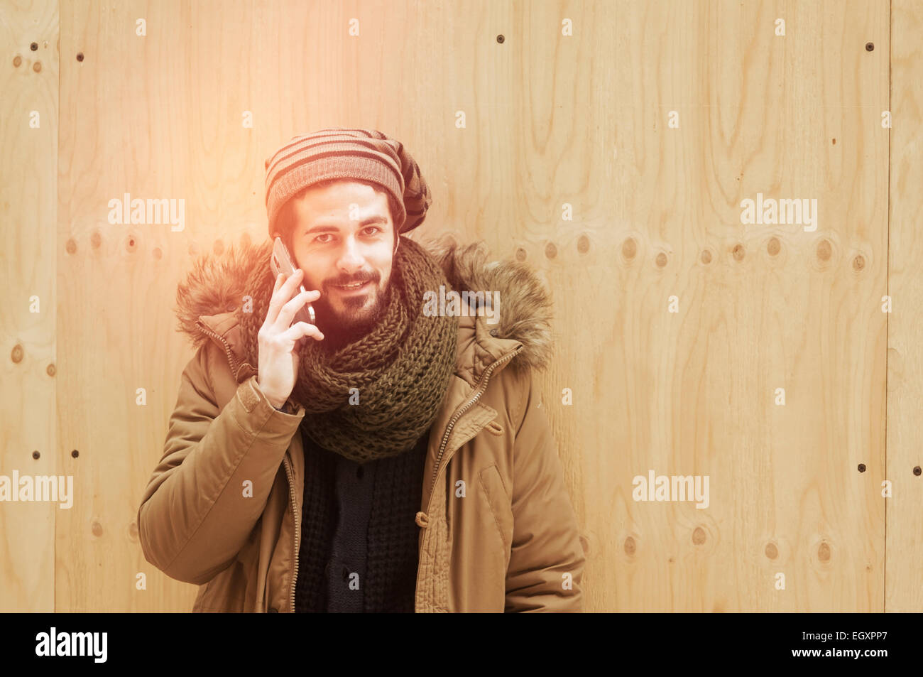 Ritratto di uno stile di vita di un giovane uomo che utilizza una smart phone all'aperto instagram toni applicato Foto Stock