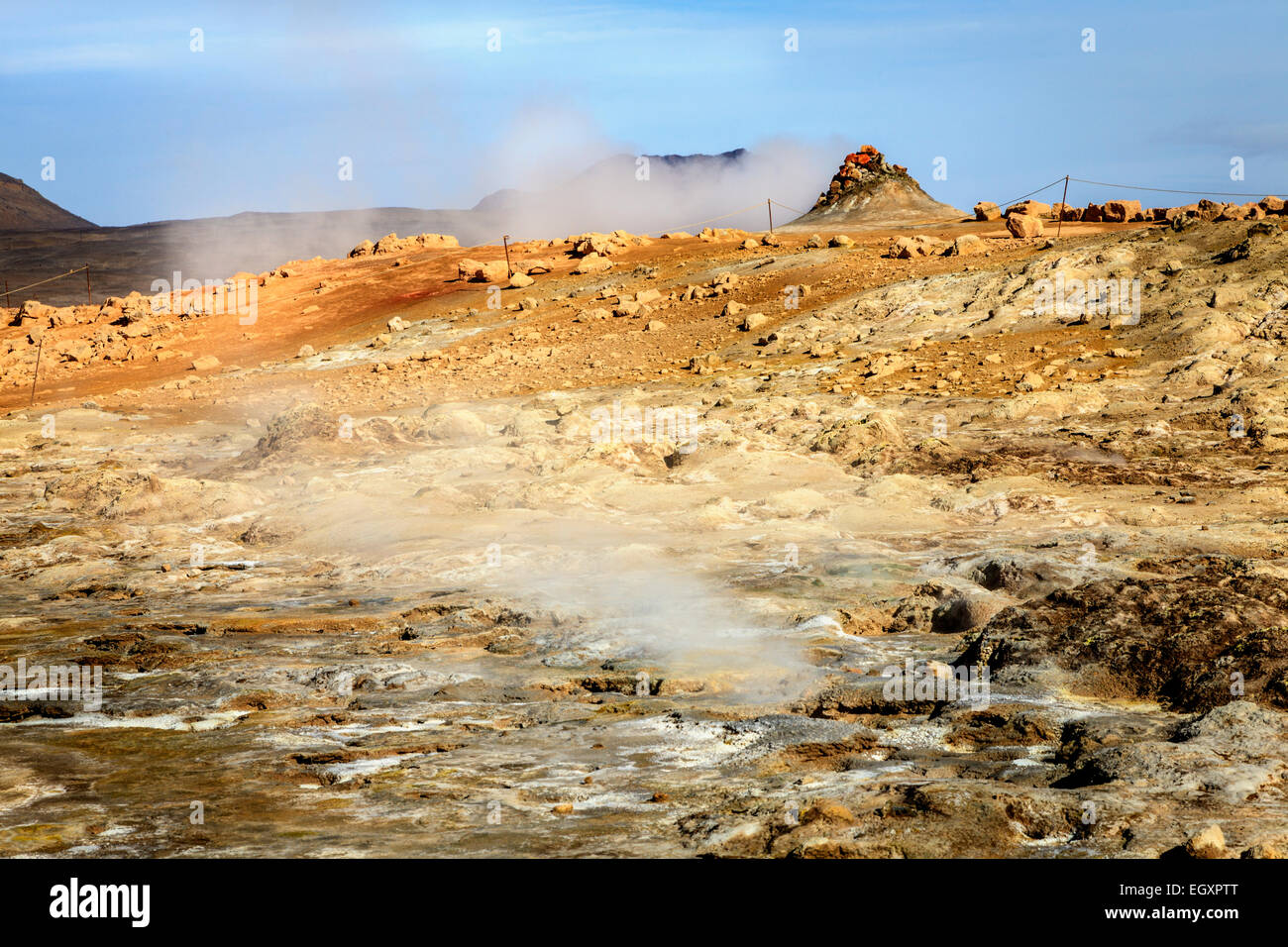 Fori per la fuoriuscita del vapore in Hverir - campo geotermico nel nord dell'Islanda Foto Stock