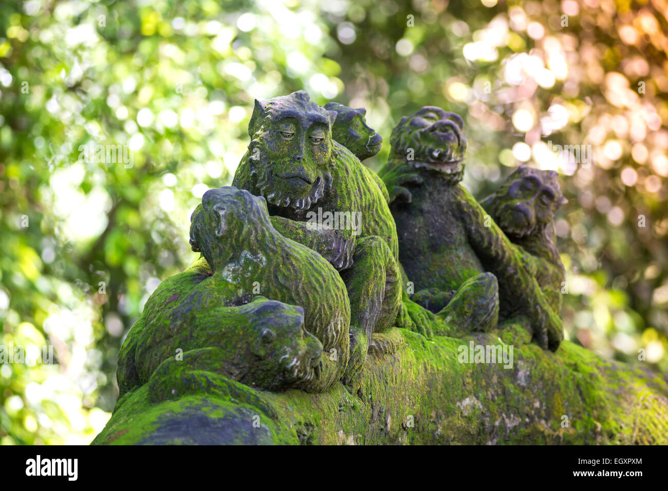 La figura del macaco a lungo con il suo bambino , Sacro Monkey Forest, Ubud. Bali, Indonesia Foto Stock