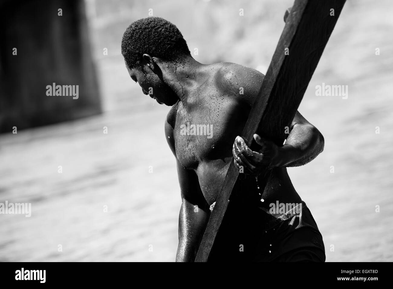 Un colombiano sabbia miner detiene una scaletta di legno utilizzati per immersione per estrarre la sabbia dal fondo del fiume in Cartago, Colombia. Foto Stock