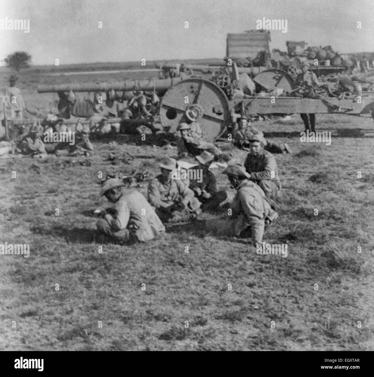 Artiglieria britannica durante la Guerra Boera - armi di grosso calibro di HMS Monarch e Doris, appoggiato su marzo a Bloemfontein, Sud Africa, 1900 Foto Stock