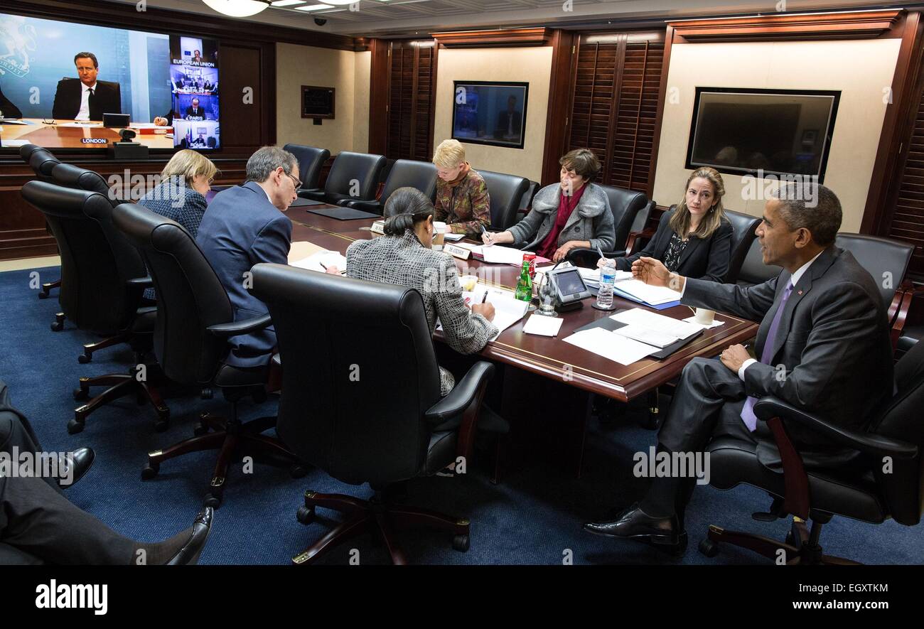 Il Presidente Usa Barack Obama partecipa a un video protetto teleconferenza con leader stranieri per discutere l'Ucraina e i temi legati alla sicurezza globale della situazione stanza della Casa Bianca il 3 marzo 2015 a Washington, DC. I partecipanti comprendono il Primo Ministro David Cameron del Regno Unito, presidente Franois Hollande della Francia, il Cancelliere tedesco Angela Merkel di tedesco, Primo Ministro Matteo Renzi di Italia e presidente del Consiglio europeo Donald Tusk. Foto Stock