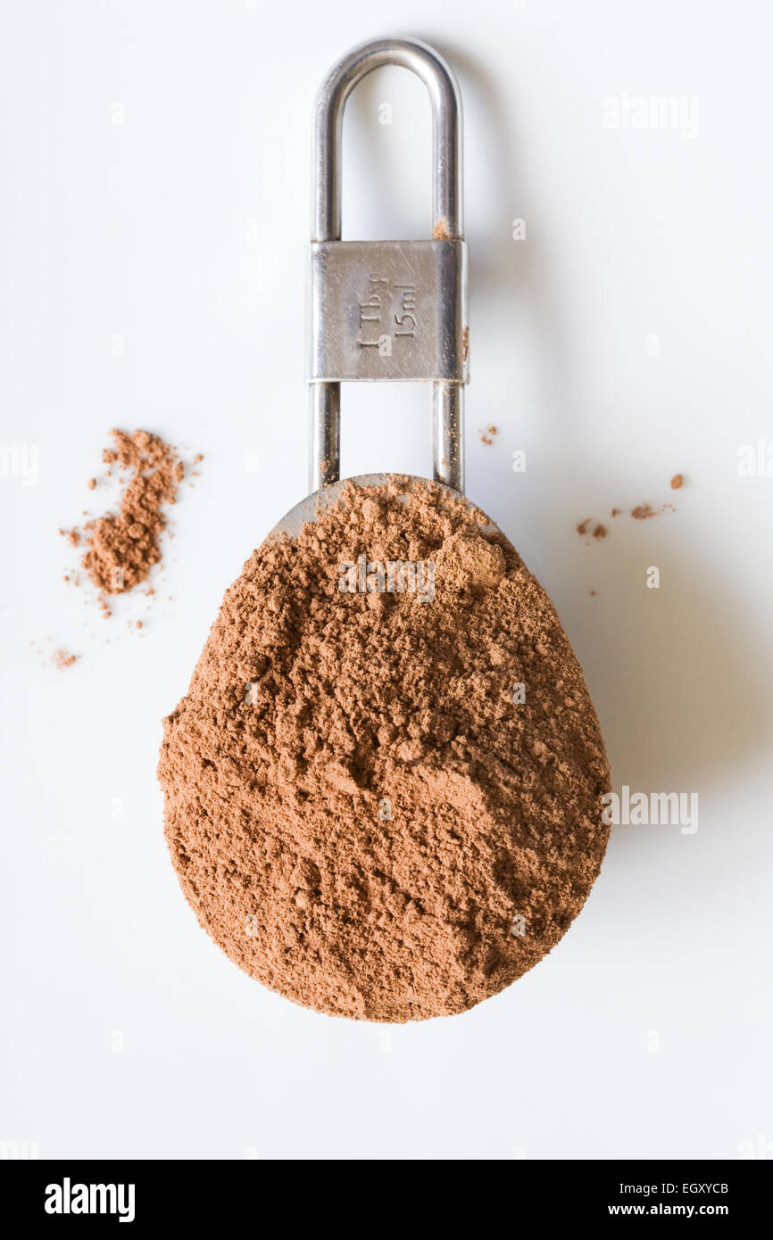 Un cucchiaio colmo di materie di Cacao in polvere. Foto Stock