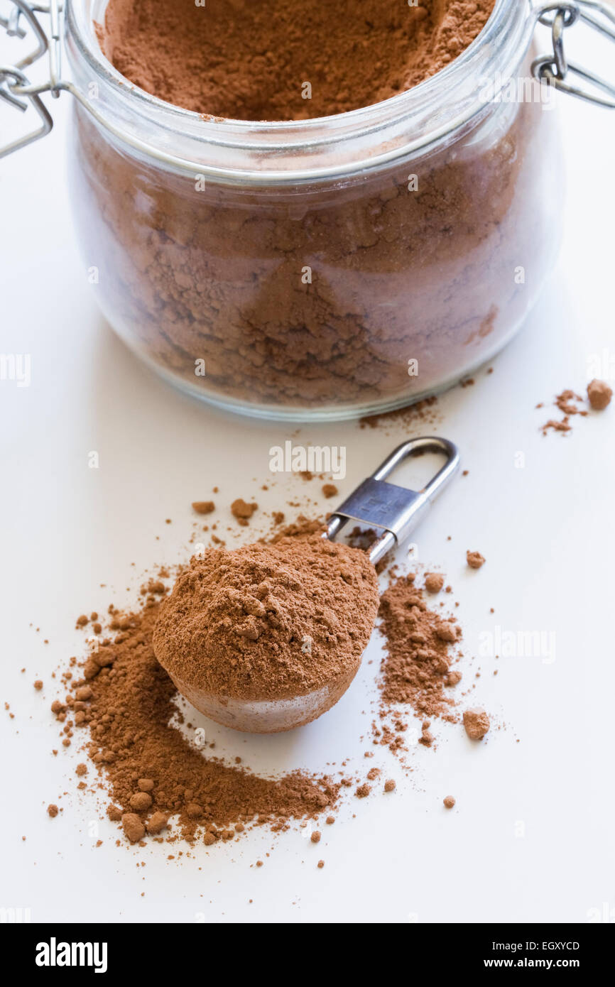 Un cucchiaio colmo di materie di Cacao in polvere. Foto Stock