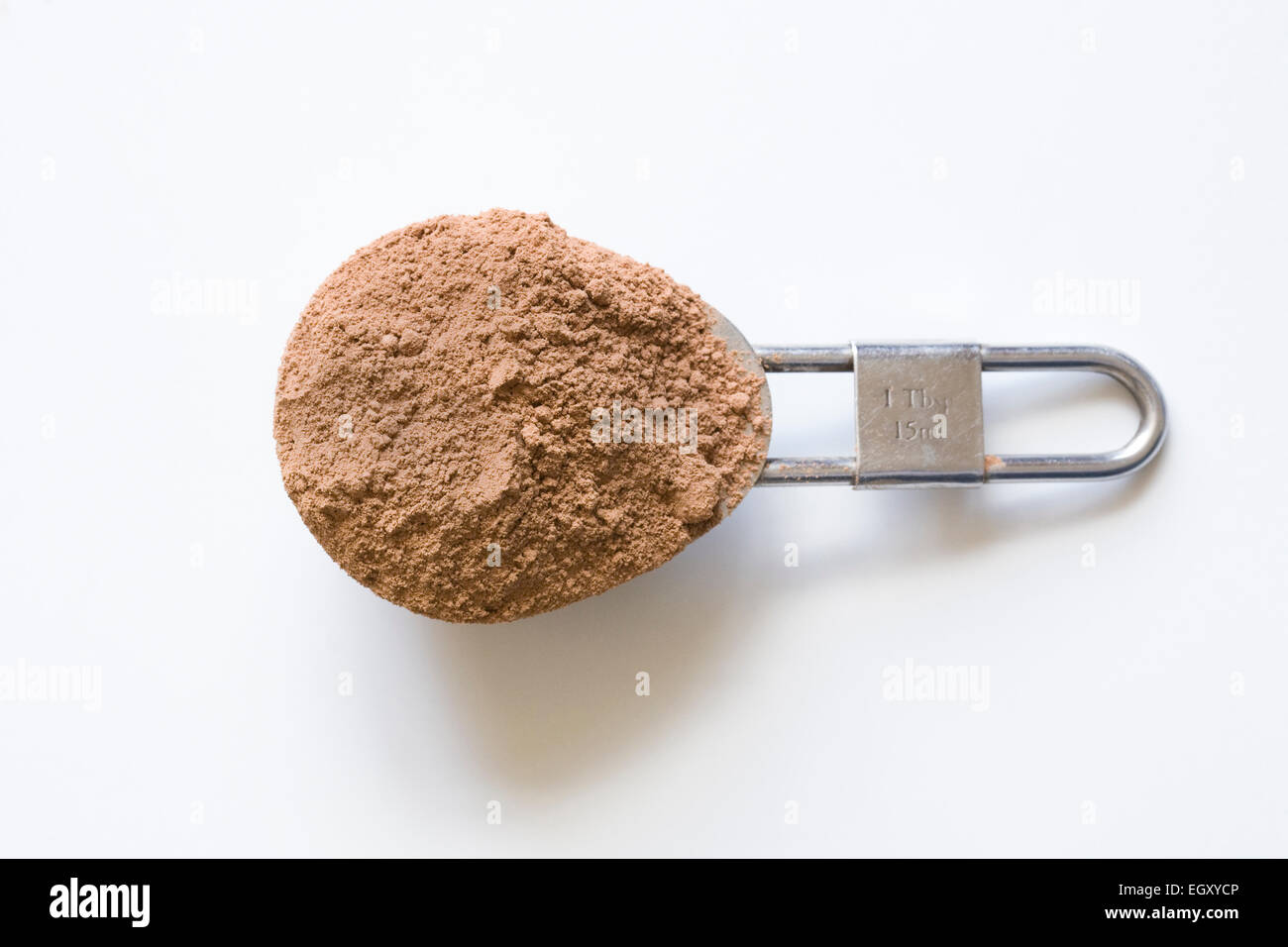 Un cucchiaio di materie di Cacao in polvere. Foto Stock