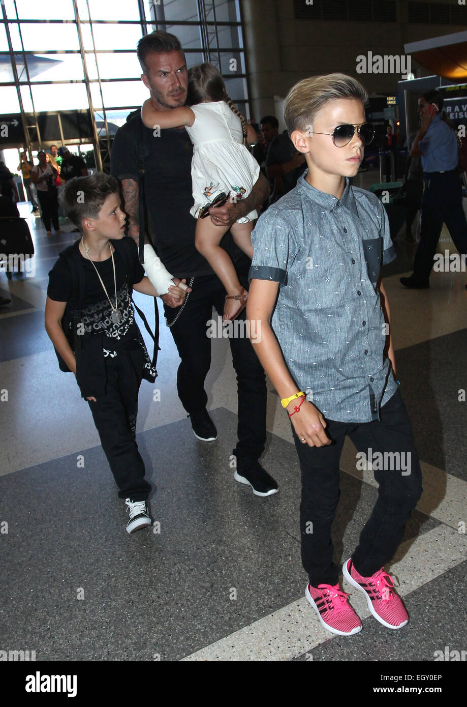 David Beckham arriva a Los Angeles International (LAX) aeroporto con i suoi figli con: David Beckham,Harper Beckham,Cruz Beckham,Romeo Beckham dove: Los Angeles, California, Stati Uniti quando: 29 Ago 2014 Foto Stock