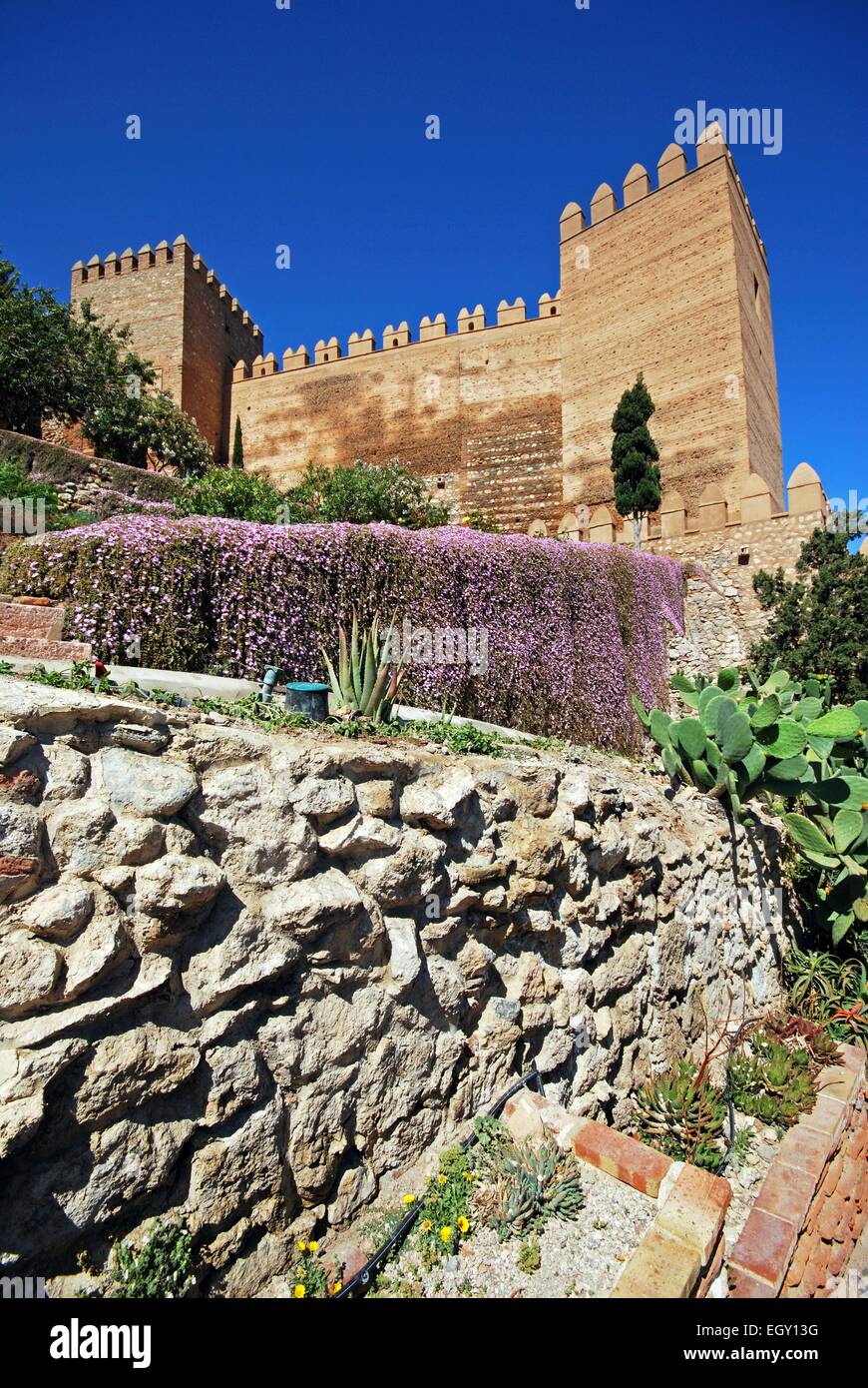 Vista del castello moresco e giardini, Almeria, provincia di Almeria, Andalusia, Spagna, Europa occidentale. Foto Stock