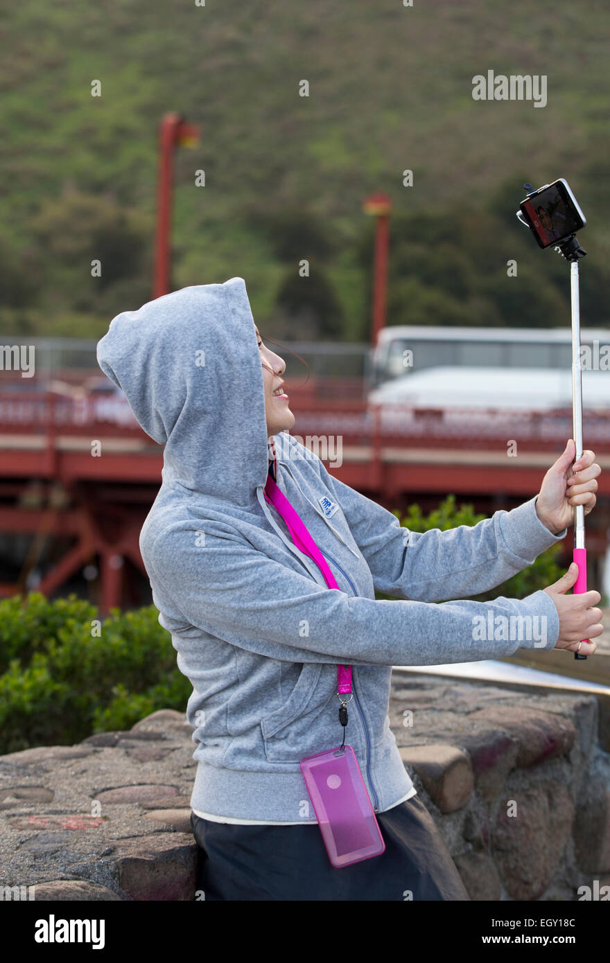 Donna asiatica, selfie stick, tenendo selfie, selfie foto, punto di vista, lato nord del Golden Gate Bridge, città di Sausalito, Sausalito, California Foto Stock