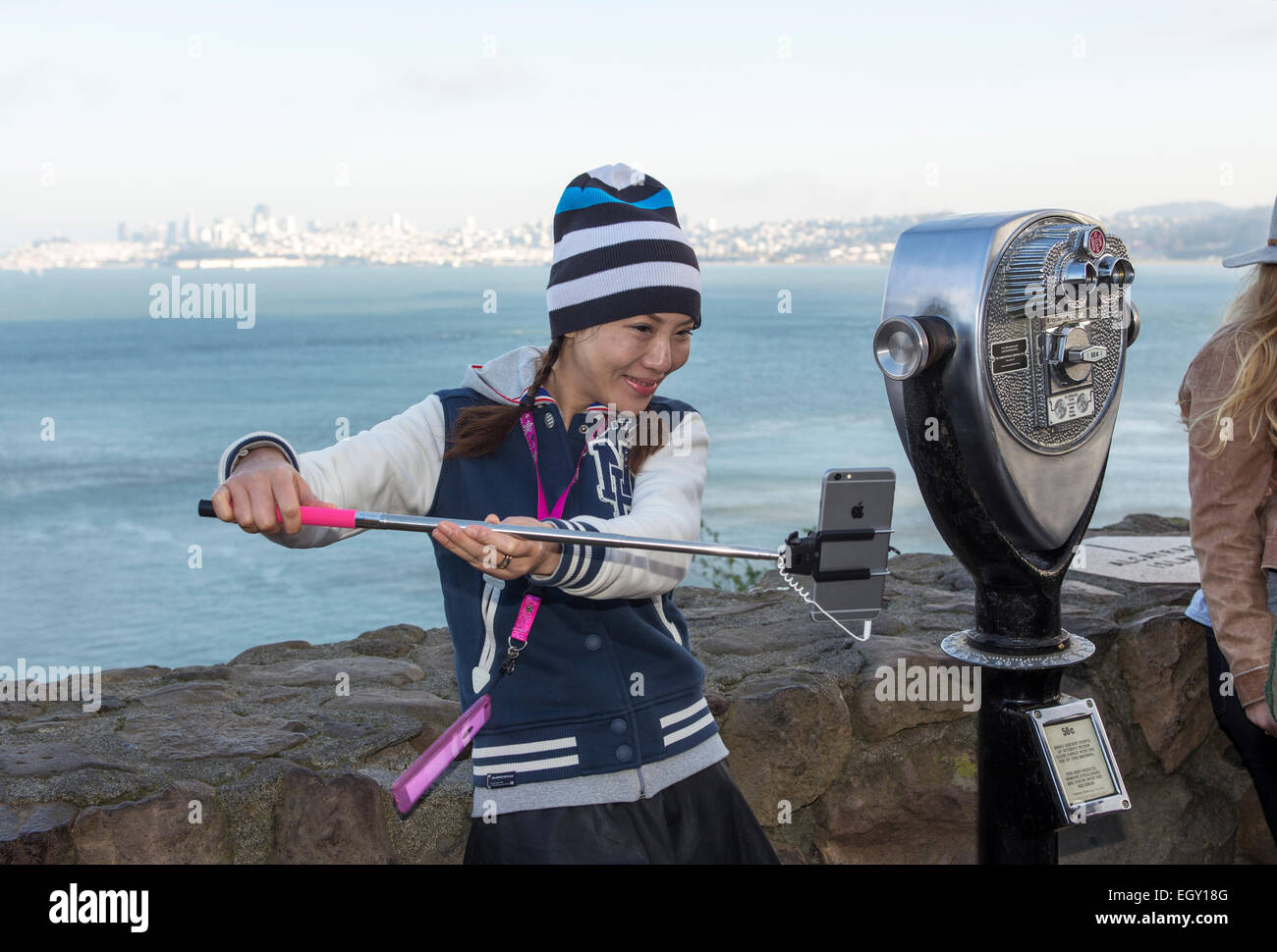 Donna asiatica, selfie stick, tenendo selfie, selfie foto, punto di vista, lato nord del Golden Gate Bridge, città di Sausalito, Sausalito, California Foto Stock