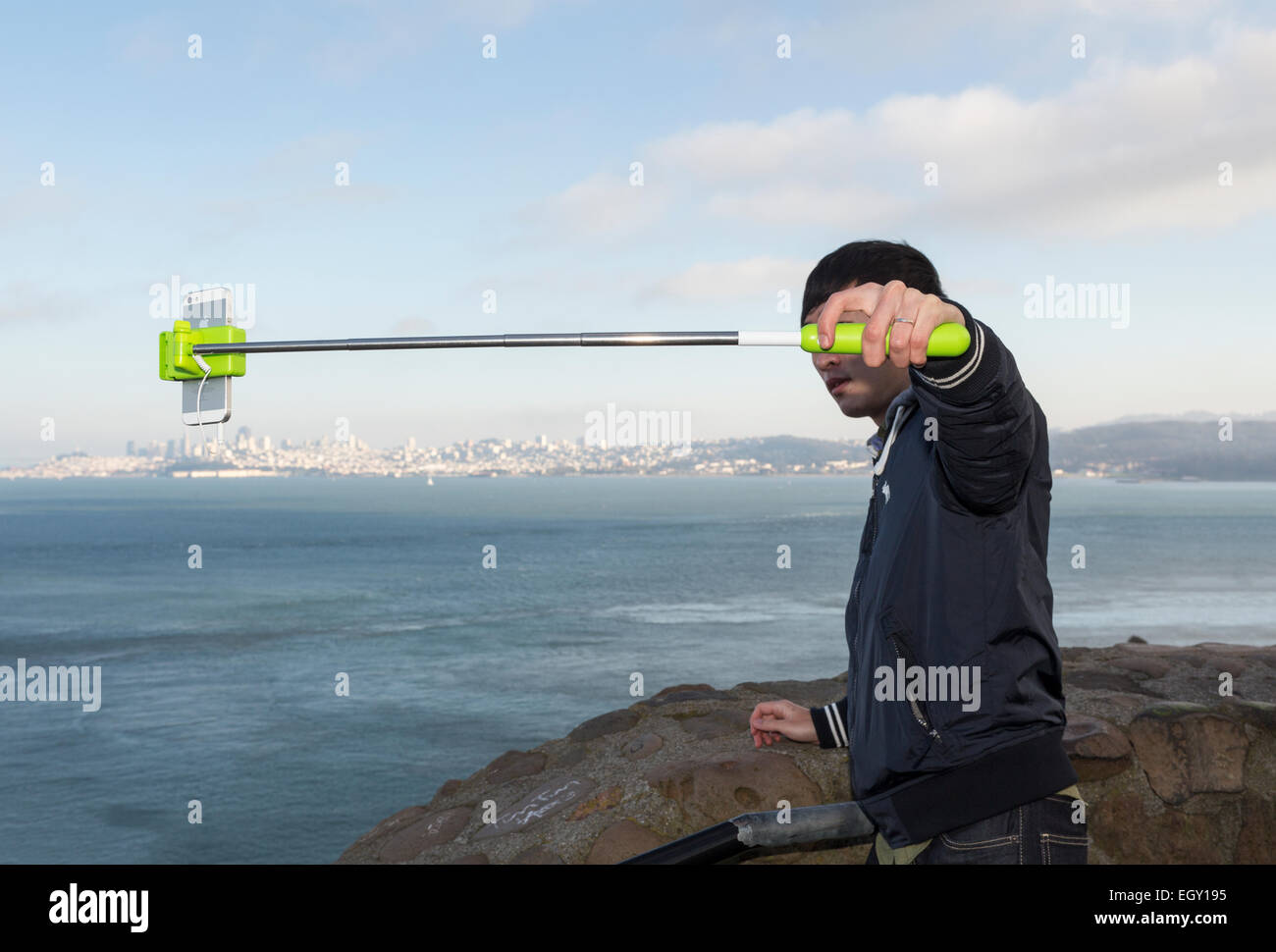 Uomo asiatico, selfie stick, tenendo selfie, selfie foto, punto di vista, lato nord del Golden Gate Bridge, città di Sausalito, Sausalito, California Foto Stock