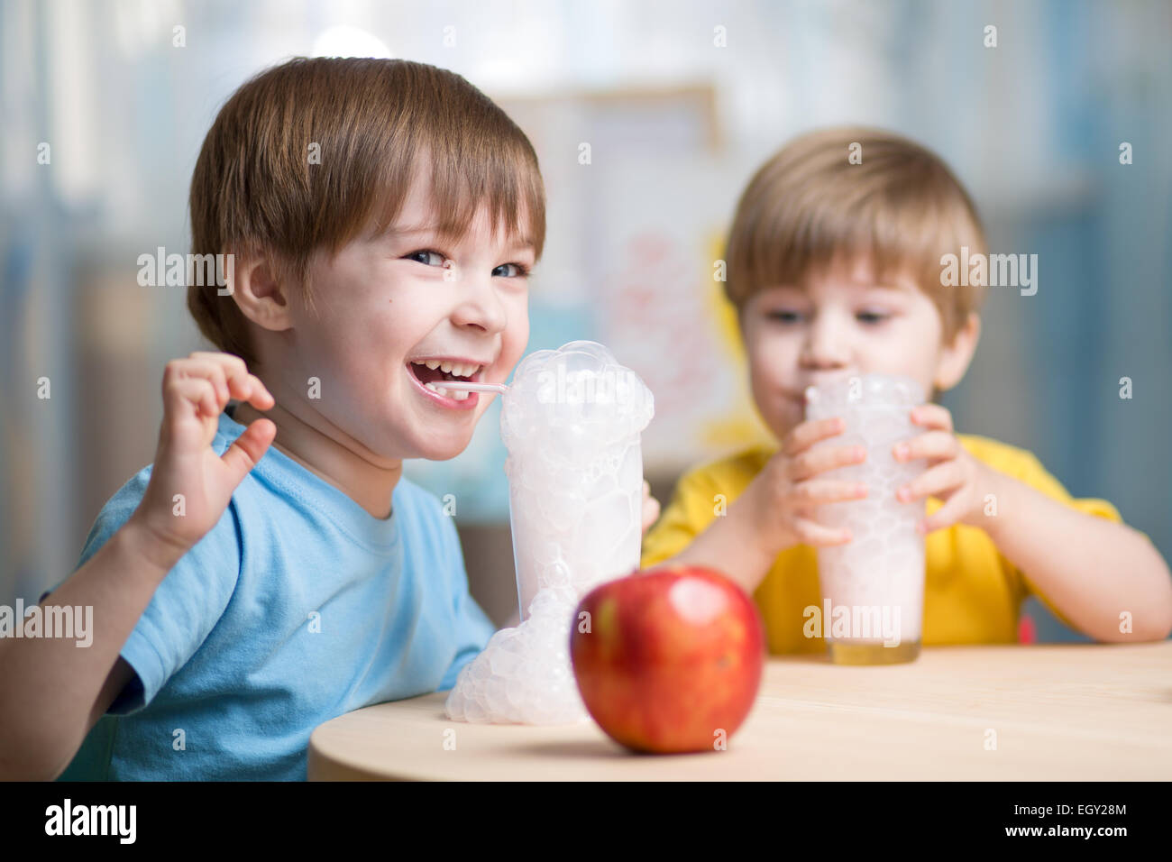 I bambini a bere il latte a casa Foto Stock