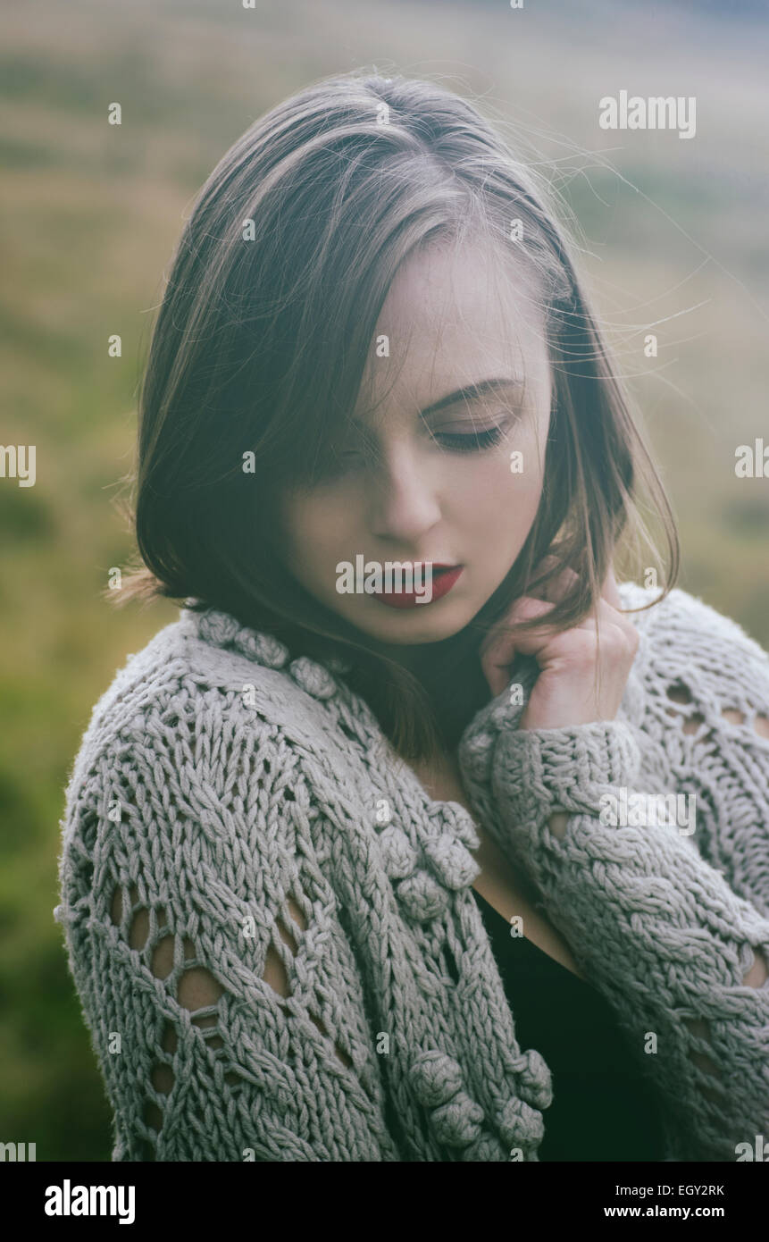 Ritratto di una giovane e bella donna di lana cardigan all'aperto Foto Stock