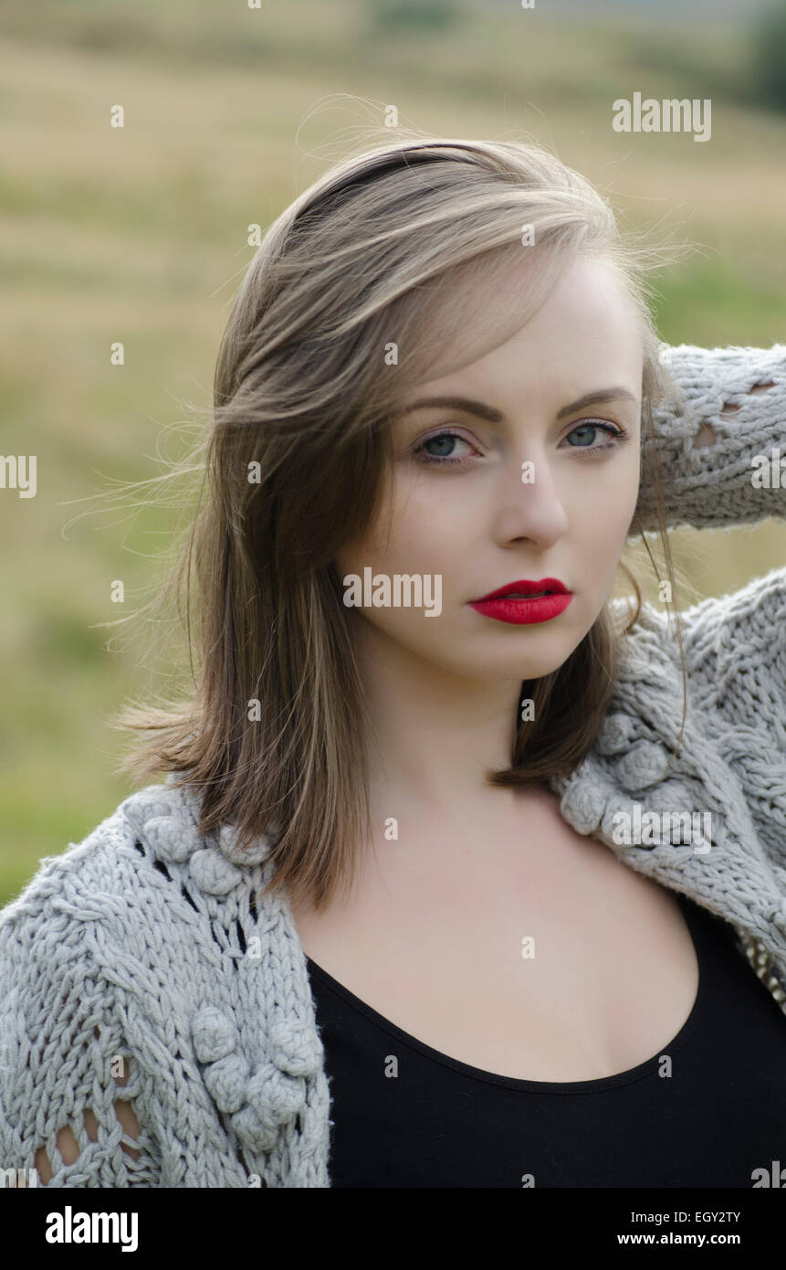 Ritratto di una giovane e bella donna di lana cardigan all'aperto Foto Stock