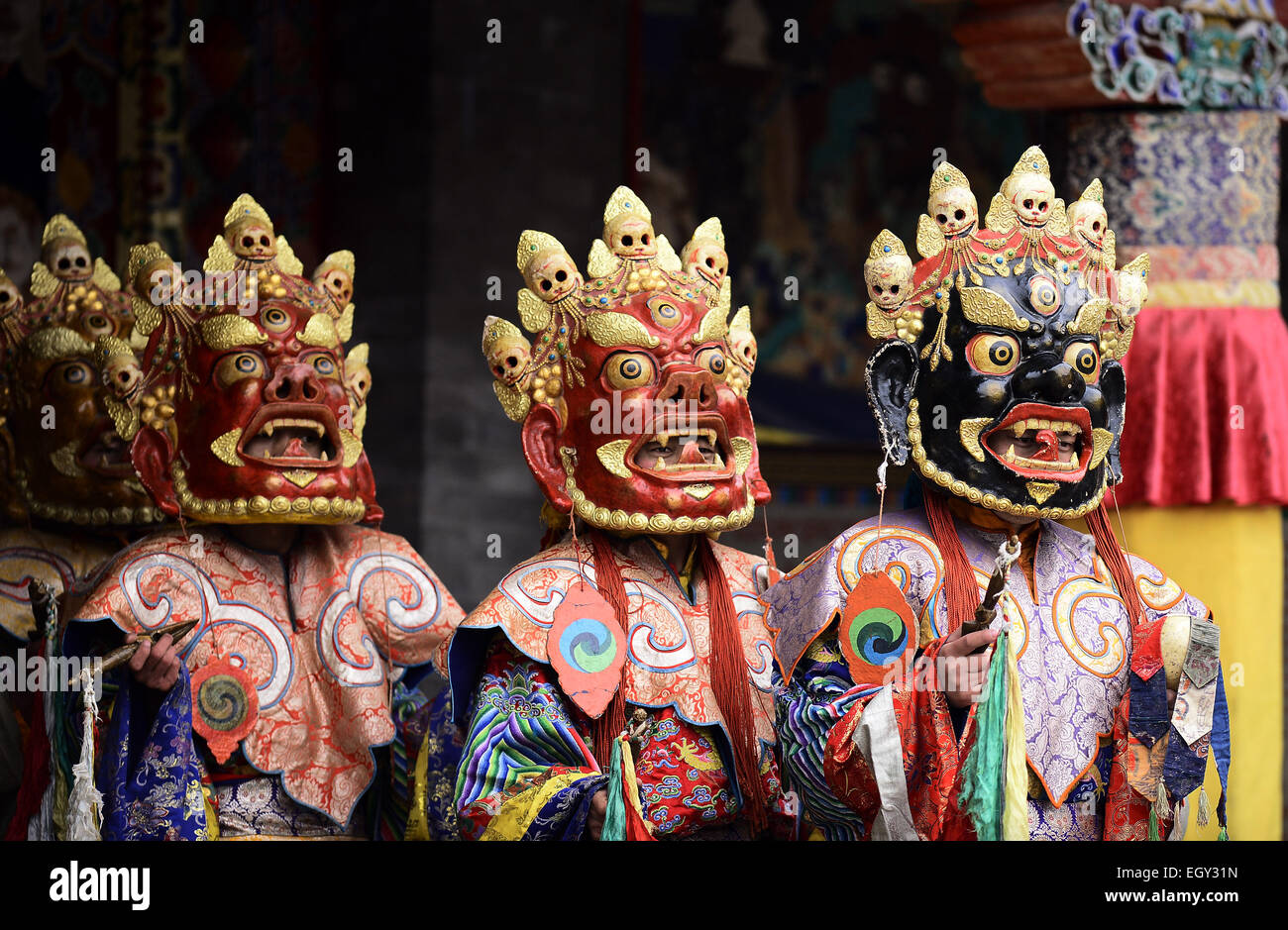 Huangzhong, la Cina della Provincia di Qinghai. Mar 4, 2015. I monaci hanno danza religiosa "Tiaoqian' al Ta'er (Kumbum) Monastero nella contea di Huangzhong, a nord-ovest della Cina di Provincia di Qinghai, 4 marzo, 2015. Credito: Zhang Hongxiang/Xinhua/Alamy Live News Foto Stock