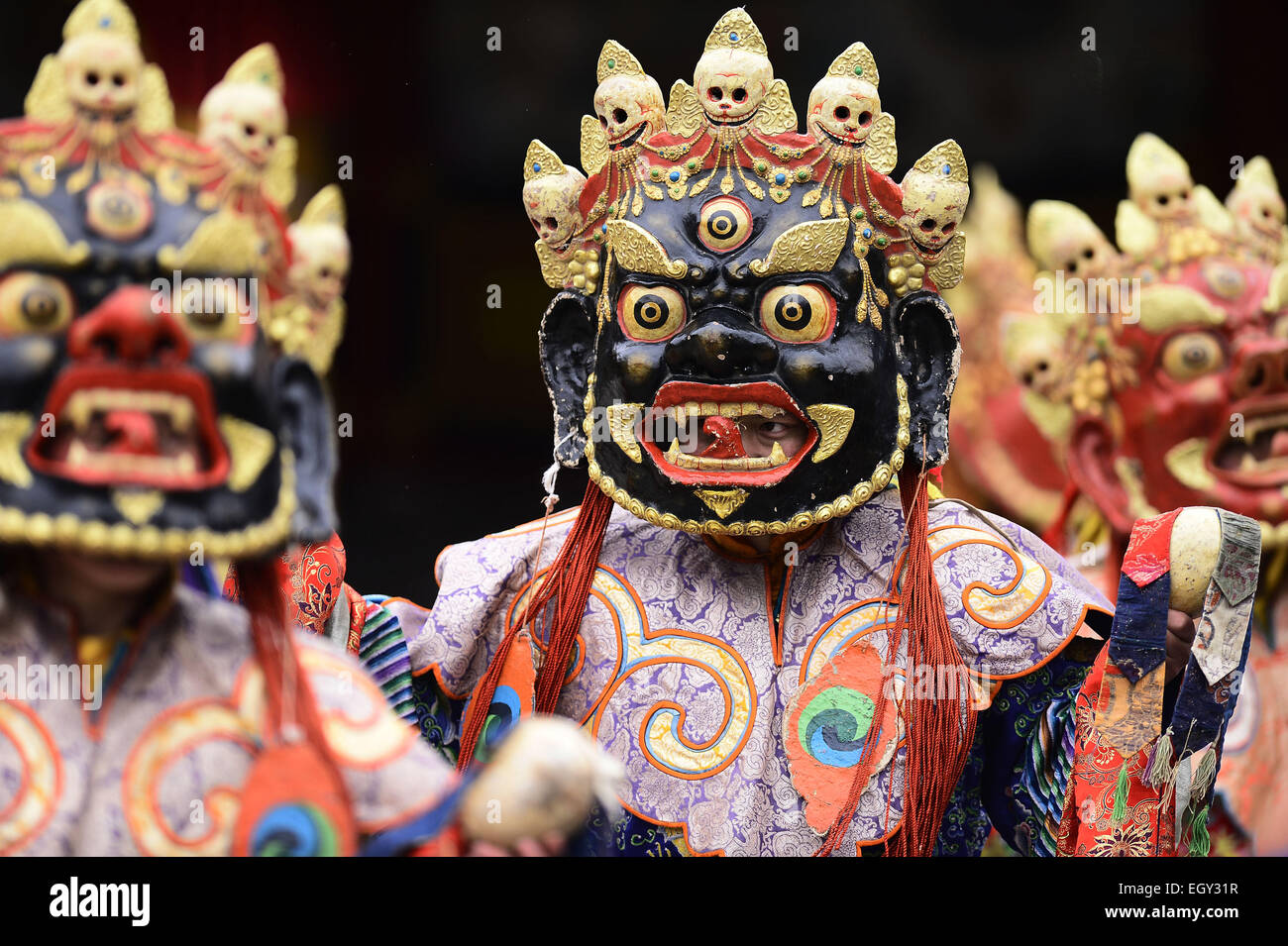 Huangzhong, la Cina della Provincia di Qinghai. Mar 4, 2015. I monaci hanno danza religiosa "Tiaoqian' al Ta'er (Kumbum) Monastero nella contea di Huangzhong, a nord-ovest della Cina di Provincia di Qinghai, 4 marzo, 2015. Credito: Zhang Hongxiang/Xinhua/Alamy Live News Foto Stock