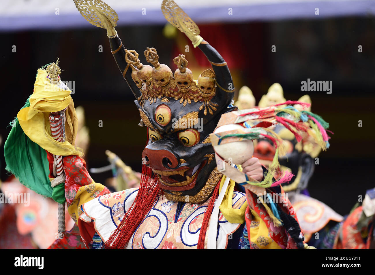 Huangzhong, la Cina della Provincia di Qinghai. Mar 4, 2015. Un monaco esegue la danza religiosa "Tiaoqian' al Ta'er (Kumbum) Monastero nella contea di Huangzhong, a nord-ovest della Cina di Provincia di Qinghai, 4 marzo, 2015. Credito: Zhang Hongxiang/Xinhua/Alamy Live News Foto Stock