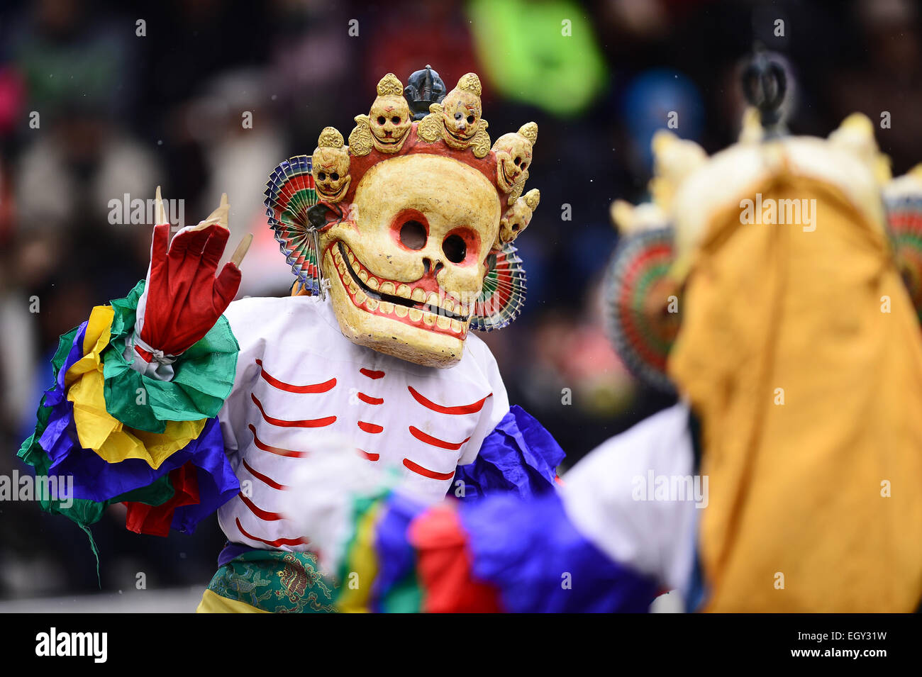 Huangzhong, la Cina della Provincia di Qinghai. Mar 4, 2015. Un monaco esegue la danza religiosa "Tiaoqian' al Ta'er (Kumbum) Monastero nella contea di Huangzhong, a nord-ovest della Cina di Provincia di Qinghai, 4 marzo, 2015. Credito: Zhang Hongxiang/Xinhua/Alamy Live News Foto Stock