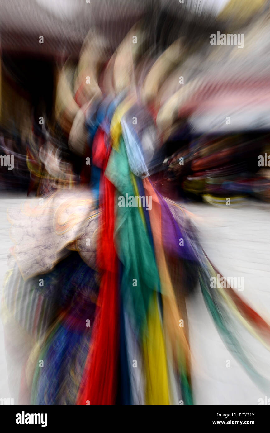Huangzhong, la Cina della Provincia di Qinghai. Mar 4, 2015. Un monaco esegue la danza religiosa "Tiaoqian' al Ta'er (Kumbum) Monastero nella contea di Huangzhong, a nord-ovest della Cina di Provincia di Qinghai, 4 marzo, 2015. Credito: Zhang Hongxiang/Xinhua/Alamy Live News Foto Stock
