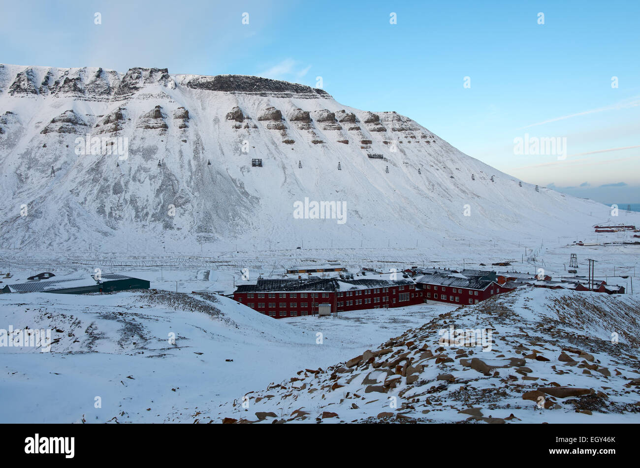 Spitsbergen Hotel a Longyearbyen. Platåfjellet in background. Foto Stock