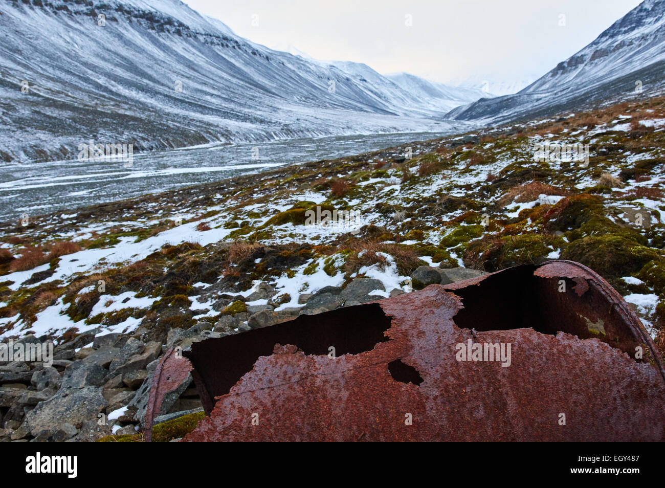 Rusty barile di petrolio nel selvaggio in Endalen, Svalbard Foto Stock