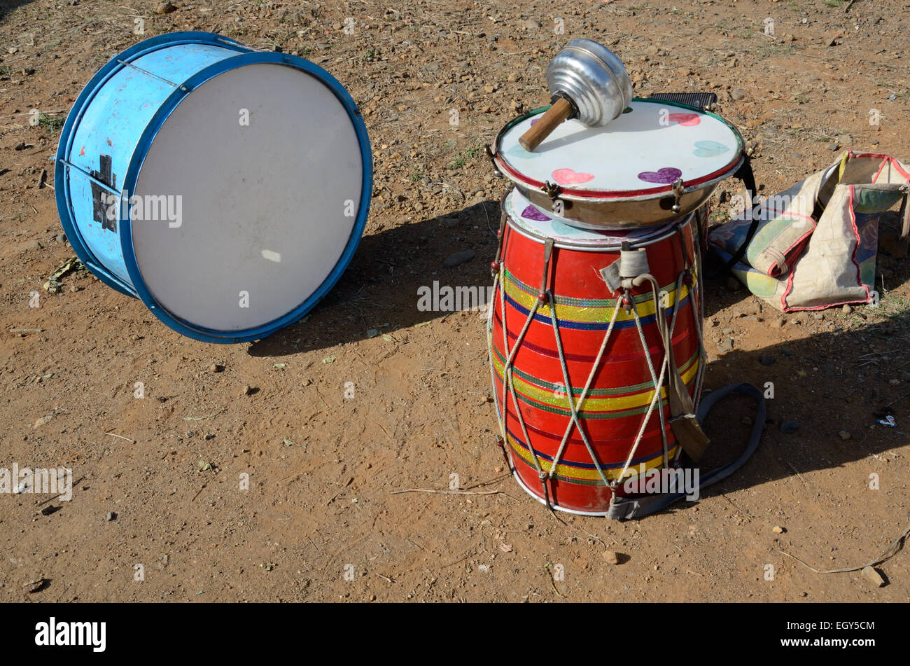 Tamburi e strumenti musicali tradizionali pronti per un Indiano villaggio tribale di nozze India Rajasthan Foto Stock