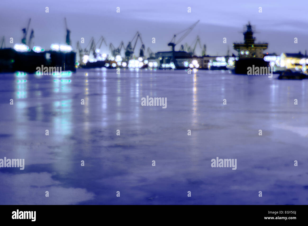 Neva bocca con dock e la nave prese in febbraio con lente monocolo Foto Stock