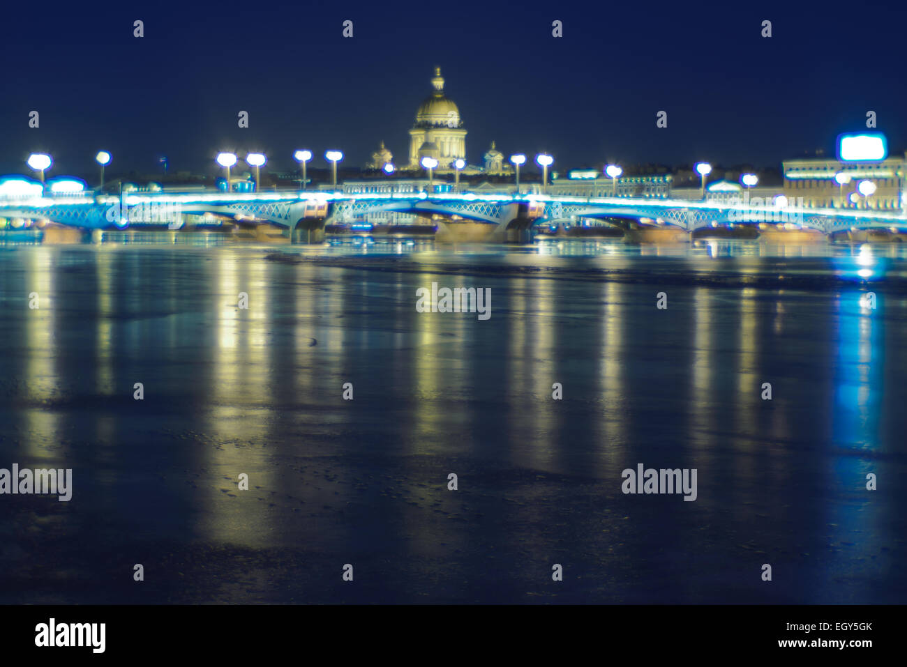 Fiume Neva e Isakiy tempio in Sankt-Petersburg, Russia, presi in inverno con monocolo lente. Foto Stock