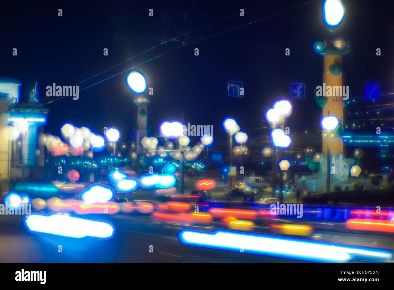 Movimento di auto in piazza Birge in Sankt-Petersburg preso nella notte con lente monocolo Foto Stock