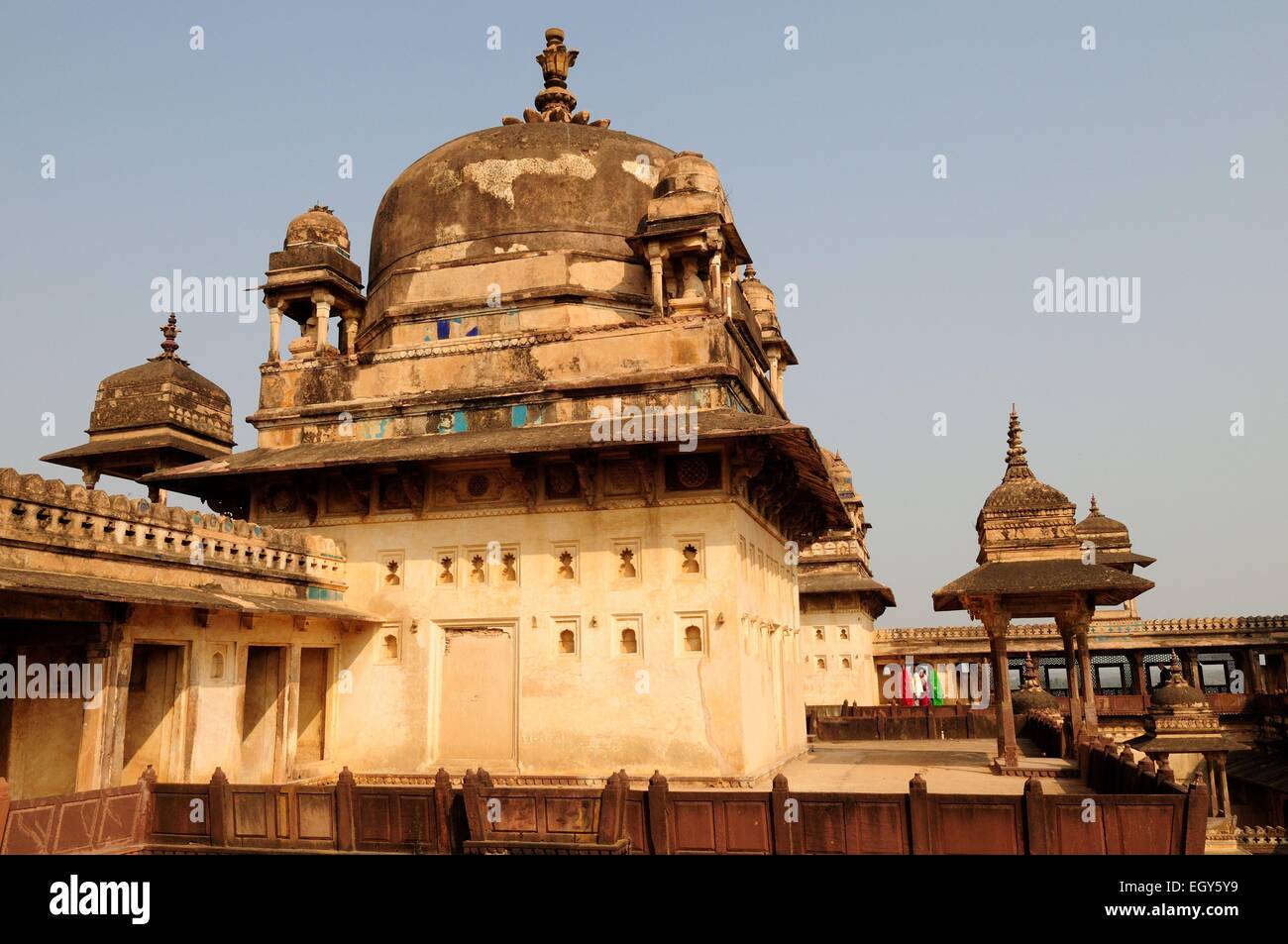 Decorativi in pietra le sculture om le pareti del xvii secolo di Jahangir Mahal Palace Orchha Madhya Pradesh India Foto Stock