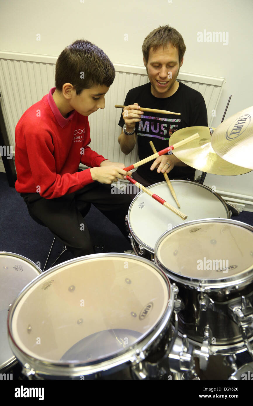 Ipovedenti boy essendo dato drumming lezioni alla Mia vista la carità, Nottingham. Foto Stock