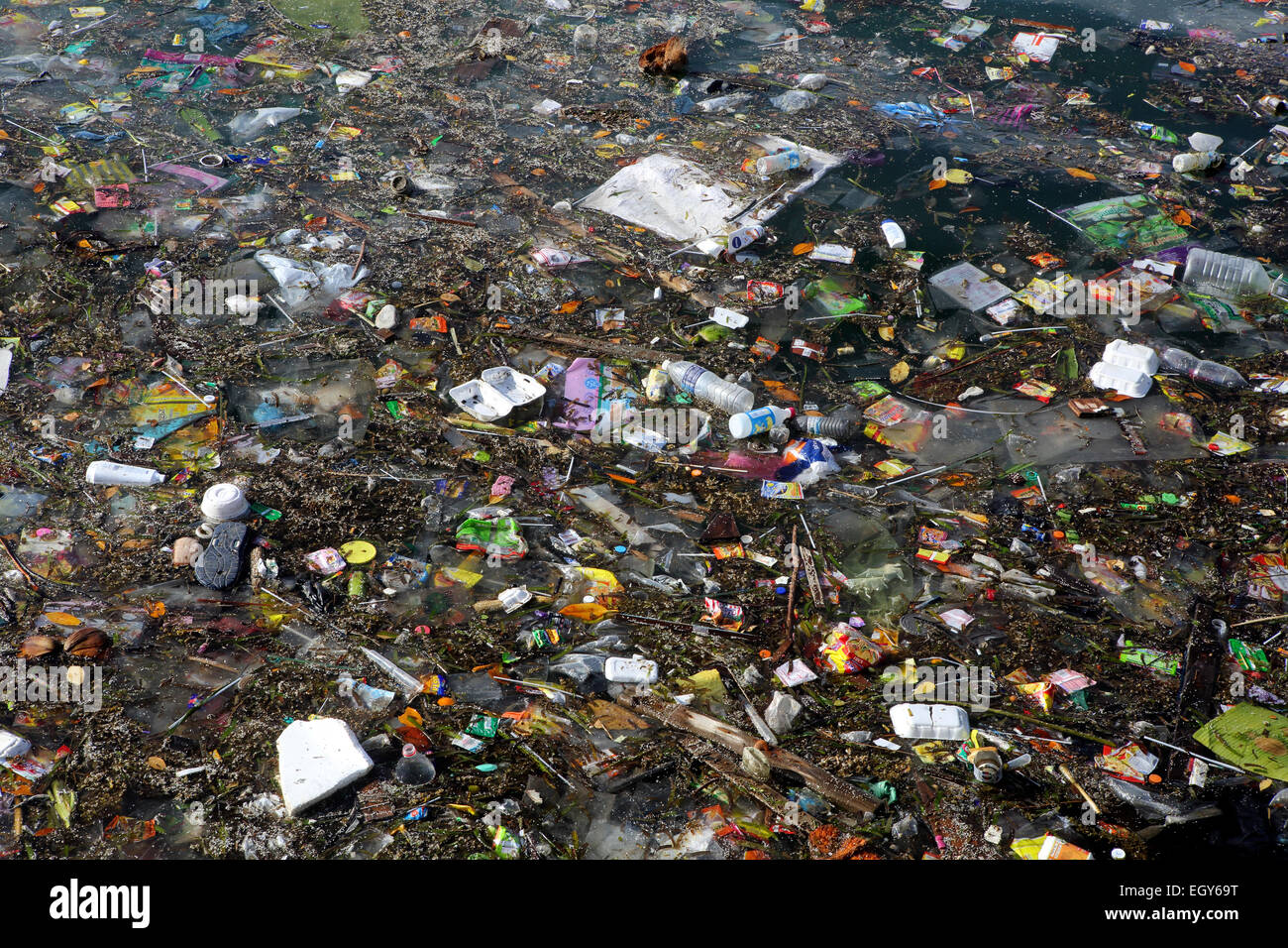 Bottiglie di plastica e altri rifiuti in oceano a Semporna, Borneo Foto Stock