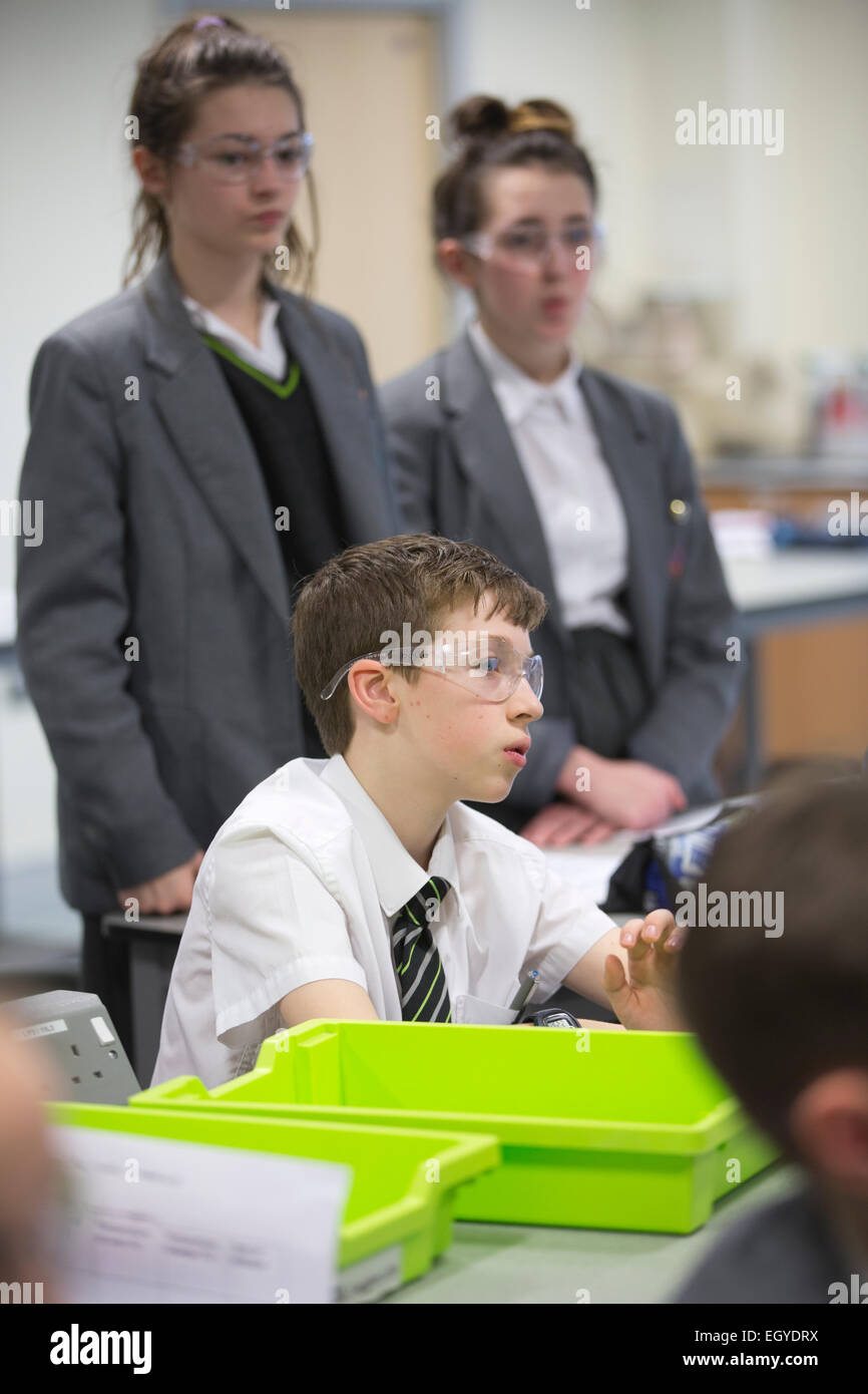 Lezione di chimica presso la Knole Academy, tutte le capacità di scuola, Sevenoaks, Kent, Regno Unito Foto Stock