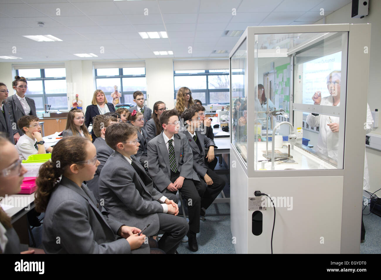 Lezione di chimica nel laboratorio di scienze a Knole Academy, tutte le capacità di scuola, Sevenoaks, Kent, Regno Unito Foto Stock
