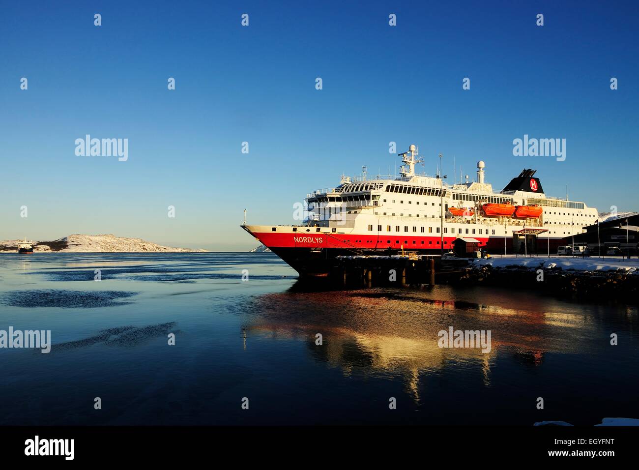 Il post Hurtigruten nave MS Nordlys ormeggiata nel porto di Kirkenes, Kirkenes, Finnmark County, Norvegia Foto Stock
