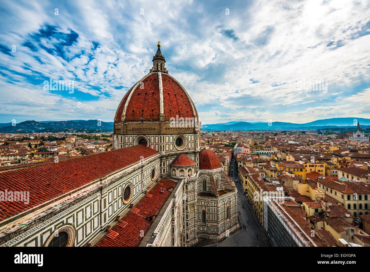 Il Duomo di Firenze, Cattedrale di Santa Maria del Fiore con la cupola del Brunelleschi, città sul retro Foto Stock