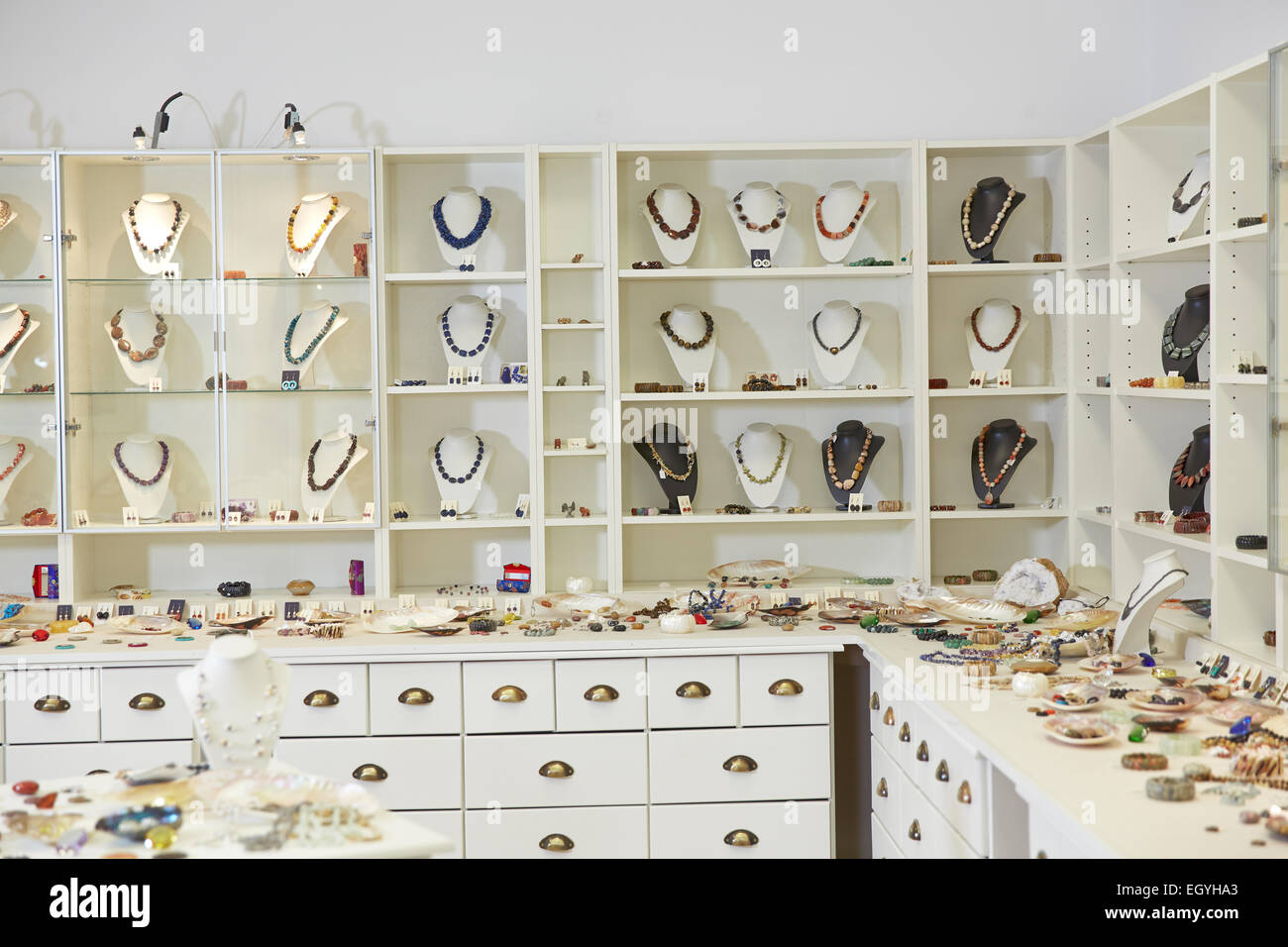 Presentazione interna di gioielleria in un gioielliere store Foto Stock