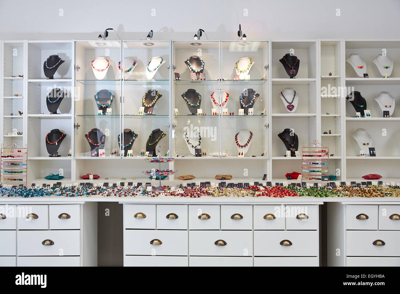 Il design degli interni del negozio gioielli con presentazione del prodotto visualizza Foto Stock
