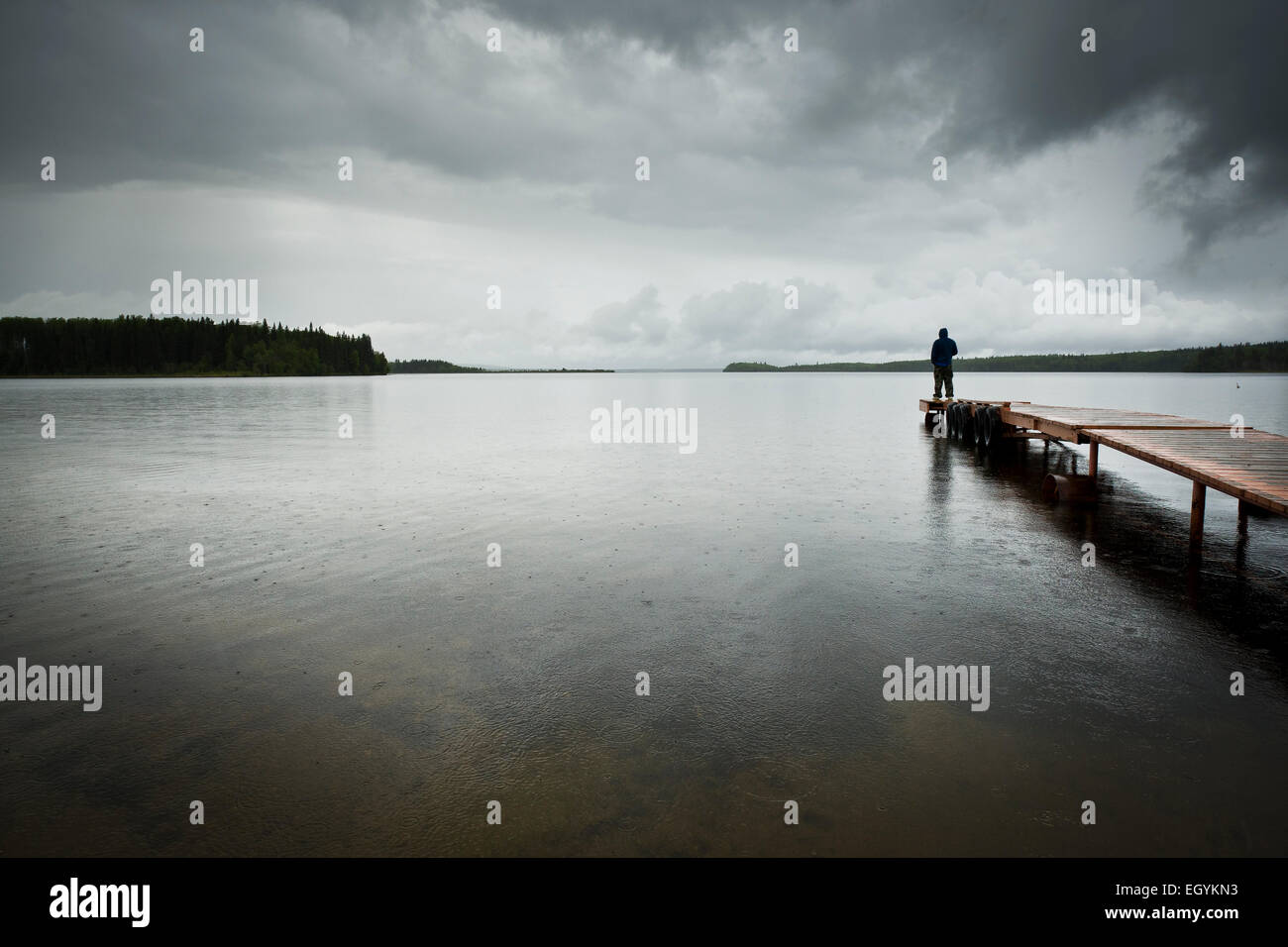 Un uomo si erge sul molo sul lago Gregoire. Foto Stock