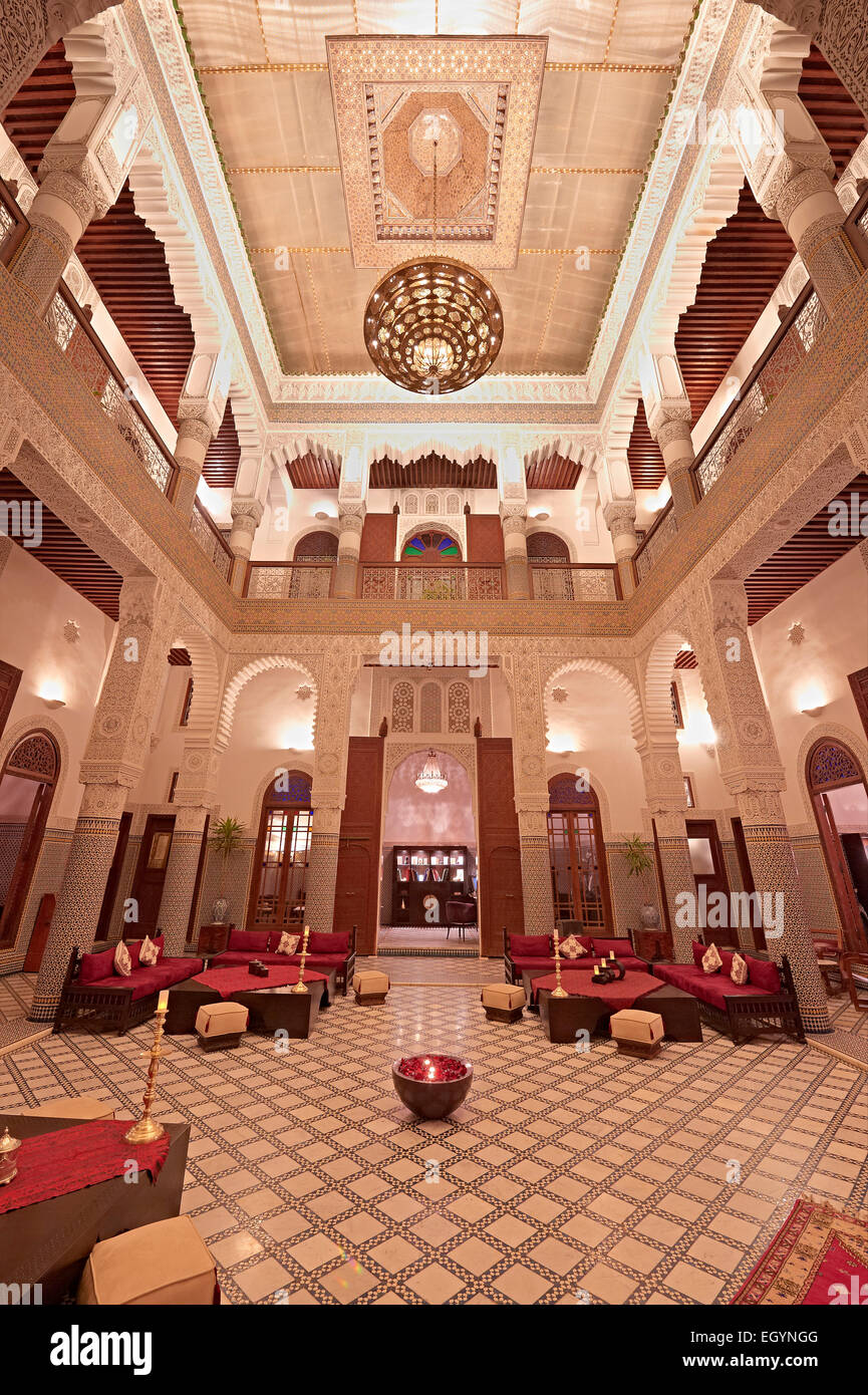 Il Marocco, Fes, Hotel Riad Fes, ha illuminato la hall di entrata Foto Stock