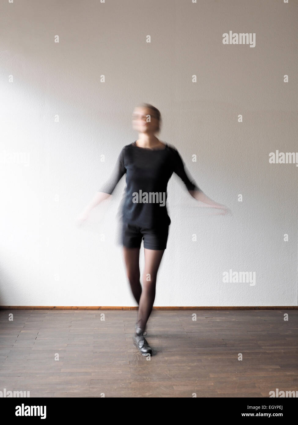 Giovane donna passo dancing Foto Stock