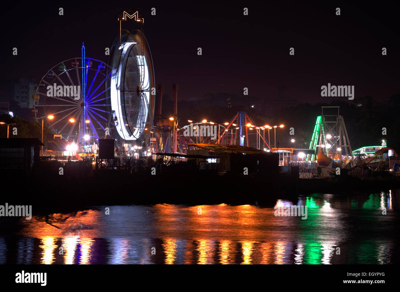 Una vista di Pongal annuale fiera dal ponte Napier a isola la massa di Chennai, Tamilnadu, India, con riflessi nel fiume Coovum Foto Stock