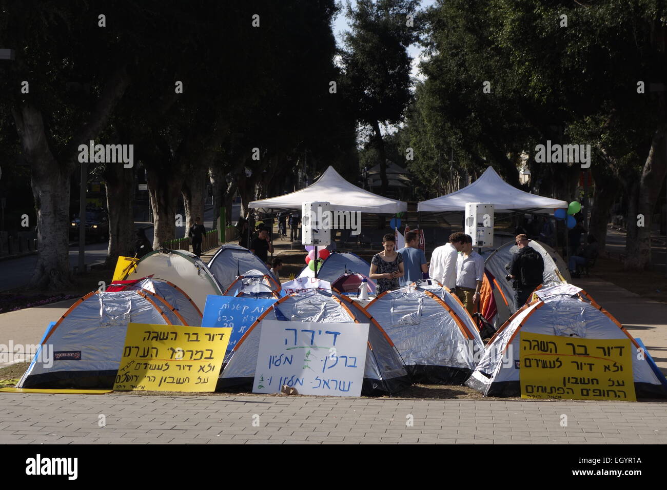 I giovani israeliani dimostrando in Rothschild boulevard durante il costo della vita protesta a Tel Aviv in Israele. La giustizia sociale protestare anche chiamato tende protesta erano una serie di manifestazioni in Israele a partire dal mese di luglio 2011 coinvolge centinaia di migliaia di manifestanti da una varietà di socio-economica opponendosi al continuo aumento del costo della vita in particolare l'alloggiamento. Foto Stock